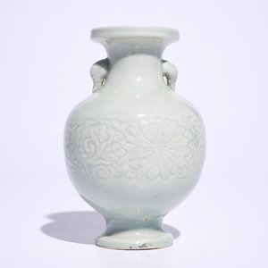 Un vase en porcelaine de Chine céladon à décor floral, 18/19ème — photo 3