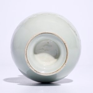 Un vase en porcelaine de Chine céladon à décor floral, 18/19ème — photo 5