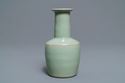 Un vase en porcelaine de Chine céladon de Longquan, 19/20ème