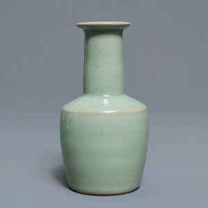 Un vase en porcelaine de Chine céladon de Longquan, 19/20ème — photo 1