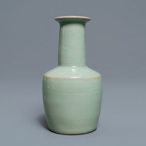 Un vase en porcelaine de Chine céladon de Longquan, 19/20ème — photo 3