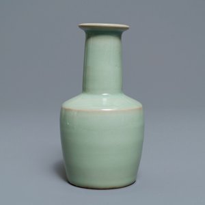 Un vase en porcelaine de Chine céladon de Longquan, 19/20ème — photo 4