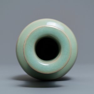Un vase en porcelaine de Chine céladon de Longquan, 19/20ème — photo 6