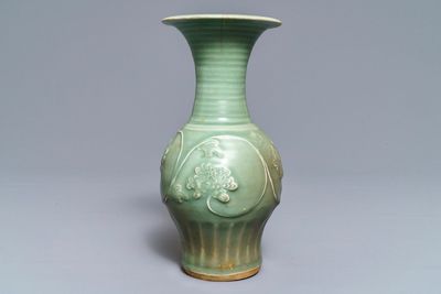 Un vase en porcelaine de Chine céladon de Longquan à décor de pivoines, Song/Ming