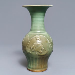 Un vase en porcelaine de Chine céladon de Longquan à décor de pivoines, Song/Ming — photo 3