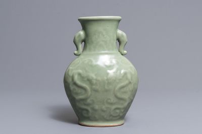 Un vase en porcelaine de Chine céladon de Longquan, Ming