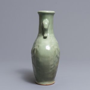Un vase en porcelaine de Chine céladon de Longquan, Ming — photo 4