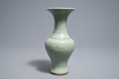Un vase en porcelaine de Chine céladon de Longquan, Ming