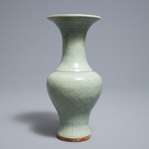 Un vase en porcelaine de Chine céladon de Longquan, Ming — photo 3
