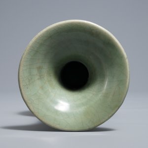 Un vase en porcelaine de Chine céladon de Longquan, Ming — photo 5