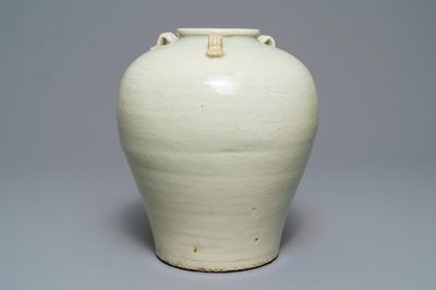 Un vase en porcelaine de Chine céladon dite 'de Swatow' à décor incisé, Ming