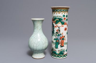 Un vase en porcelaine de Chine céladon et un vase famille verte, 19ème