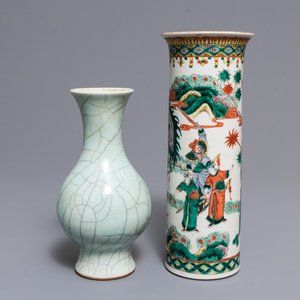 Un vase en porcelaine de Chine céladon et un vase famille verte, 19ème — photo 1