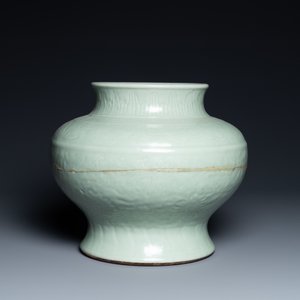 Un vase en porcelaine de Chine céladon monochrome à décor floral, marque de Chenghua, Kangxi — photo 2