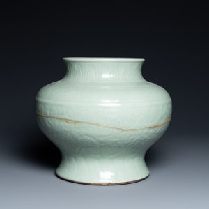 Un vase en porcelaine de Chine céladon monochrome à décor floral, marque de Chenghua, Kangxi — photo 3