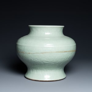 Un vase en porcelaine de Chine céladon monochrome à décor floral, marque de Chenghua, Kangxi — photo 5