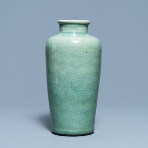 Un vase en porcelaine de Chine céladon monochrome à fond craquelé, 19ème — photo 1