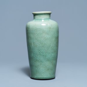 Un vase en porcelaine de Chine céladon monochrome à fond craquelé, 19ème — photo 2