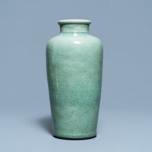 Un vase en porcelaine de Chine céladon monochrome à fond craquelé, 19ème — photo 3