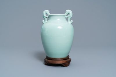 Un vase en porcelaine de Chine céladon monochrome aux anses en forme de dragons, marque de Qianlong, 19/20ème