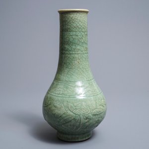Un vase en porcelaine de Chine céladon-vert de Zhejiang à décor incisé, Ming — photo 1