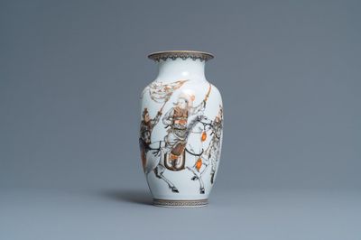 Un vase en porcelaine de Chine coquille d'oeuf à décor d'un cavalier entouré de soldats, marque de Qianlong, République