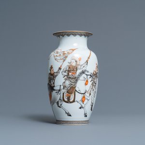 Un vase en porcelaine de Chine coquille d'oeuf à décor d'un cavalier entouré de soldats, marque de Qianlong, République — photo 1
