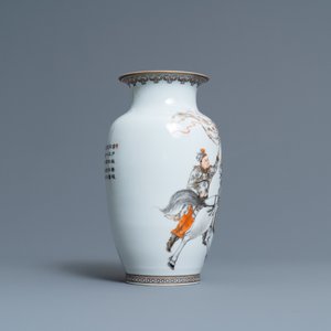 Un vase en porcelaine de Chine coquille d'oeuf à décor d'un cavalier entouré de soldats, marque de Qianlong, République — photo 2