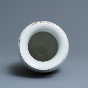 Un vase en porcelaine de Chine coquille d'oeuf à décor d'un cavalier entouré de soldats, marque de Qianlong, République — photo 5