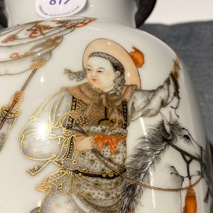 Un vase en porcelaine de Chine coquille d'oeuf à décor d'un cavalier entouré de soldats, marque de Qianlong, République — photo 9