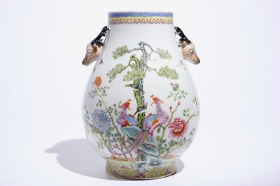 Un vase en porcelaine de Chine de forme hu à décor de phénix et cerfs, marque de Qianlong, 19/20ème
