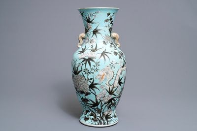 Un vase en porcelaine de Chine de style Dayazhai à fond turquoise, 19ème