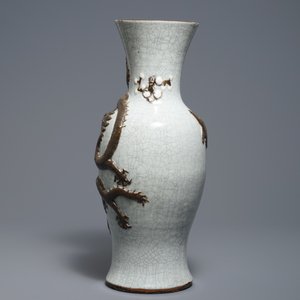 Un vase en porcelaine de Chine dit 'de Nankin' à décor d'un dragon, 19ème — photo 4