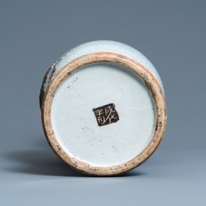 Un vase en porcelaine de Chine dite 'de Nankin' à décor d'un paon, marque de Chenghua, 19ème — photo 6