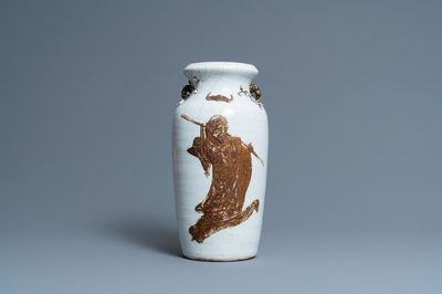 Un vase en porcelaine de Chine dite 'de Nankin' figurant Li Tieguai, marque de Qianlong, 19ème