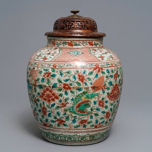 Un vase en porcelaine de Chine dite 'de Swatow' à décor polychrome de lions bouddhistes, Ming — photo 1