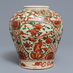 Un vase en porcelaine de Chine dite 'de Swatow' à décor polychrome, Ming — photo 1