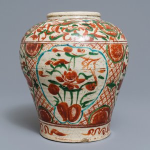 Un vase en porcelaine de Chine dite 'de Swatow' à décor polychrome, Ming — photo 4