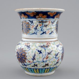 Un vase en porcelaine de Chine doucai à décor de lotus, 19/20ème — photo 3