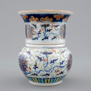 Un vase en porcelaine de Chine doucai à décor de lotus, 19/20ème — photo 6