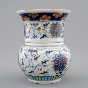 Un vase en porcelaine de Chine doucai à décor de lotus, 19/20ème — photo 7
