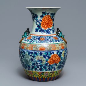 Un vase en porcelaine de Chine doucai à décor de pivoines, 19ème — photo 3