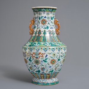 Un vase en porcelaine de Chine doucai à décor de rinceaux de lotus, marque de Qianlong, 19/20ème — photo 1