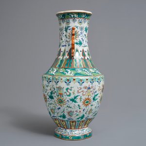 Un vase en porcelaine de Chine doucai à décor de rinceaux de lotus, marque de Qianlong, 19/20ème — photo 4
