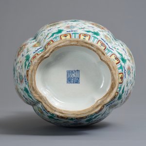 Un vase en porcelaine de Chine doucai à décor de rinceaux de lotus, marque de Qianlong, 19/20ème — photo 6