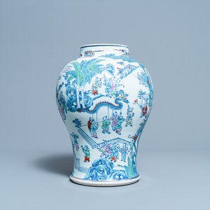 Un vase en porcelaine de Chine doucai à décor des '100 garçons', Yongzheng/Qianlong — photo 1