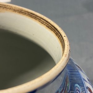 Un vase en porcelaine de Chine doucai à décor des '100 garçons', Yongzheng/Qianlong — photo 17