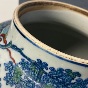 Un vase en porcelaine de Chine doucai à décor des '100 garçons', Yongzheng/Qianlong — photo 18