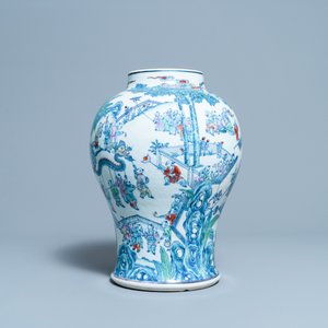 Un vase en porcelaine de Chine doucai à décor des '100 garçons', Yongzheng/Qianlong — photo 2