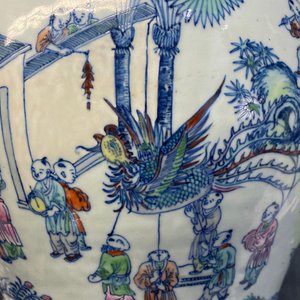 Un vase en porcelaine de Chine doucai à décor des '100 garçons', Yongzheng/Qianlong — photo 22